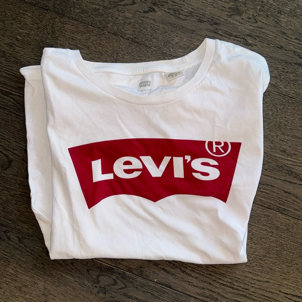 Levis's logo tee
